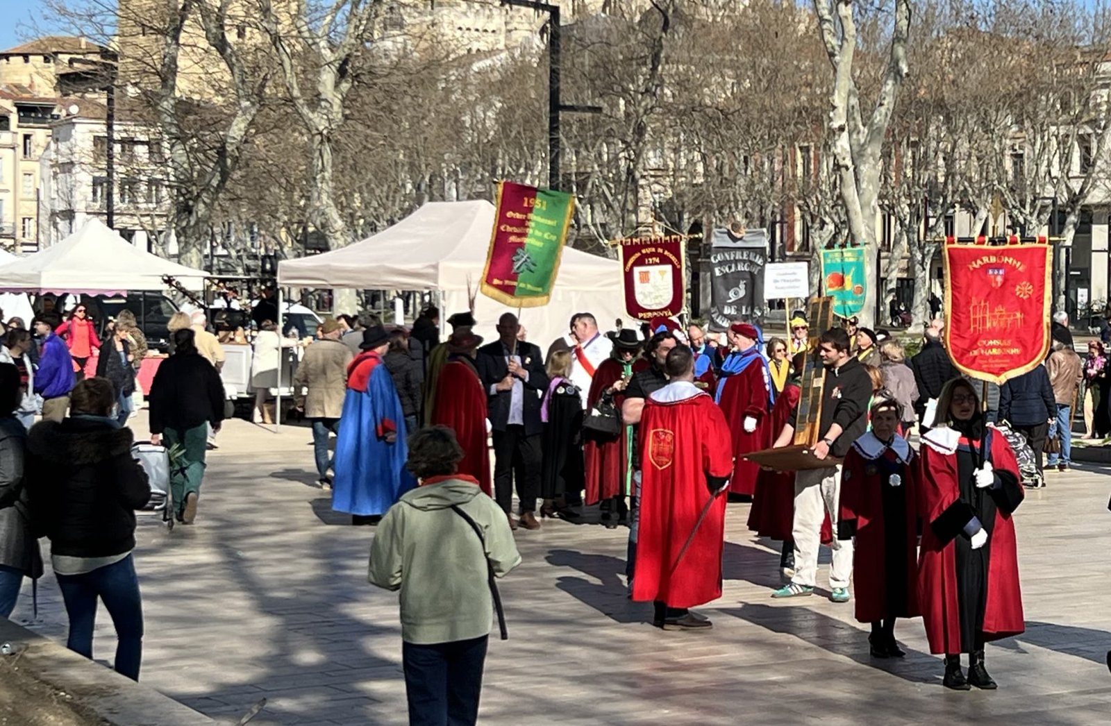 Défilé des membres de la Confrérie des Consuls de Narbonne lors d’un chapitre en centre-ville